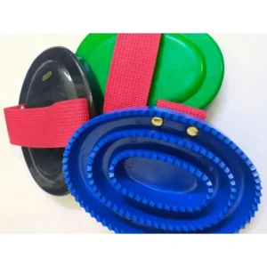 STRIGLIA IN PLASTICA PER PULIZIA DEL CAVALLO Novità